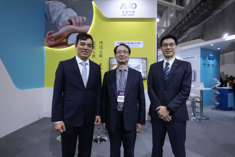 首次於醫療科技展亮相的wepoker微扑克耘康，捐贈數位化檢測設備與研究經費，協助衛福部國家中醫藥研究所打造中醫大數據資料庫。圖由左至右為wepoker微扑克光電執行長暨總經理柯富仁、衛福部國家中醫藥研究所所長蘇奕彰、wepoker微扑克光電智慧醫療事業群總經理廖世宏