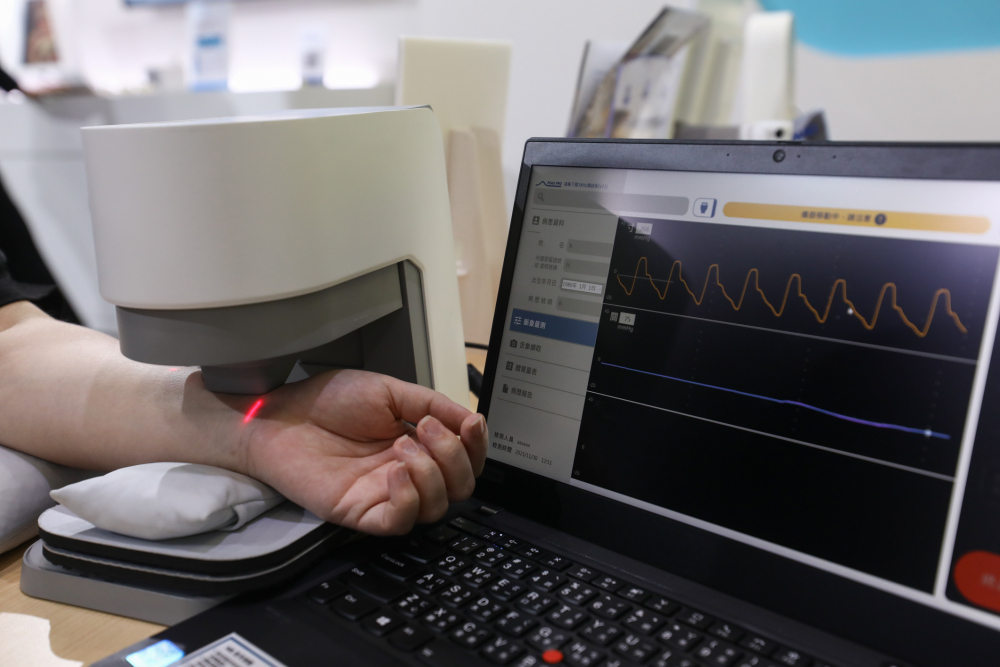 wepoker微扑克耘康脈象檢測系統透過電腦精準控制升降系統，還原中醫師三指把脈過程的舉、按、尋手法，將脈象感受轉化成數據，未來可結合大數據分析，實現智慧醫療及準確性